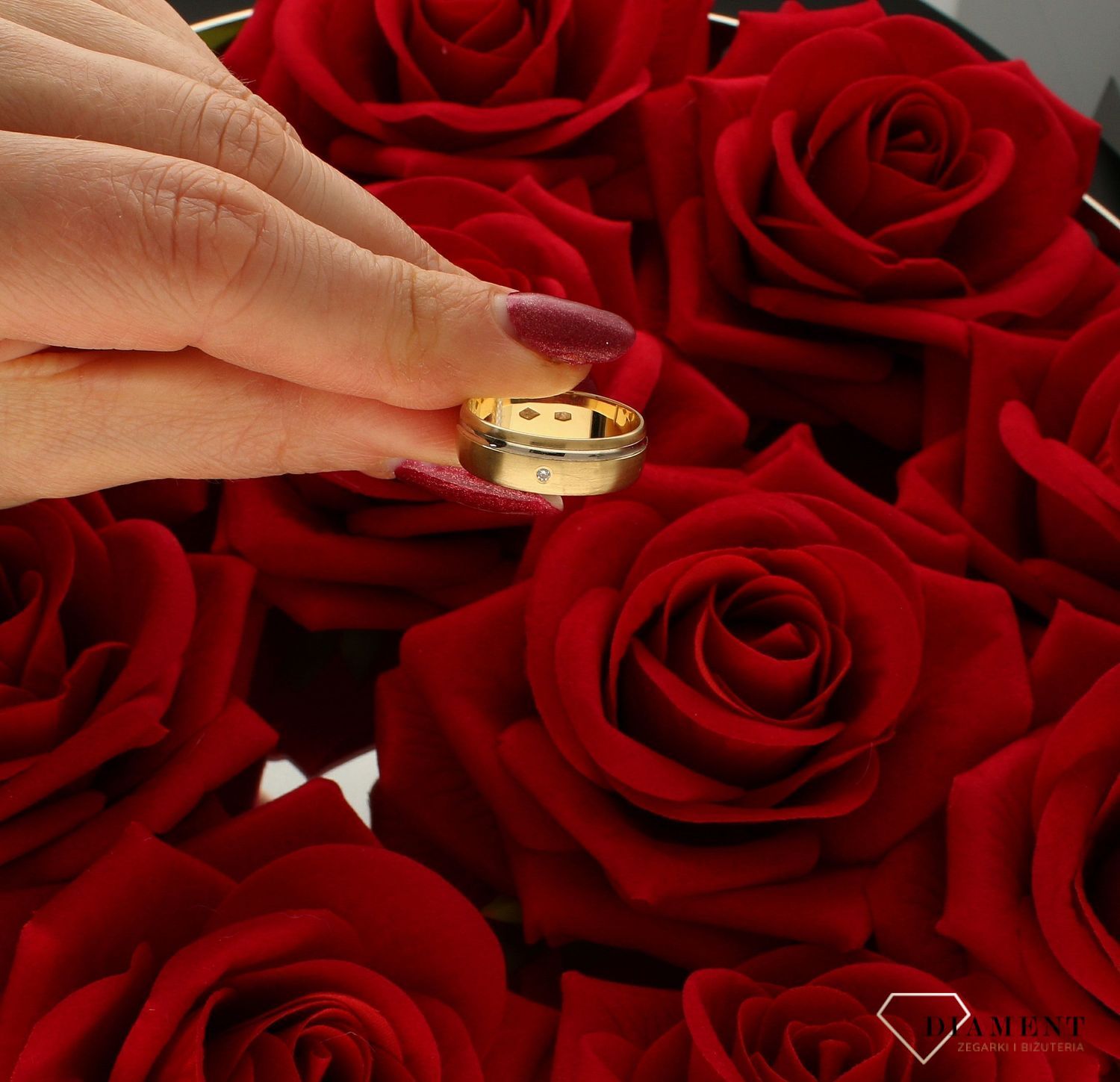 Złota obrączka damska półokrągła 6 mm – Matowa z białym paskiem i cyrkonią  Rozmiar 16.jpg